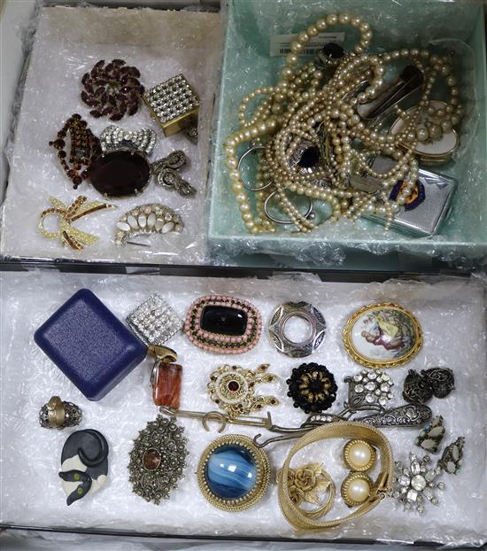 A collection of costume jewellery.